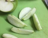 Gambar langkah 1 resipi Air Detox Epal Hijau.