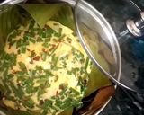 A picture of step 5 of Banana leaf Green onion omelette.