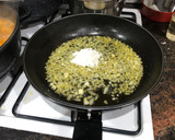 Foto del paso 3 de la receta: Supremas de bacalao y merluza en salsa con habas baby