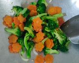 Foto langkah ke 3 dari resep Cah Brokoli Wortel Bawang Putih.