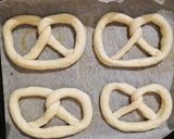 Tej- és tojásmentes sós perec 🥨 recept fázis 5 fotója