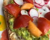 Une image de l'étape 6 de Tartine à l’avocat avec radis, melon et tomates cerise.