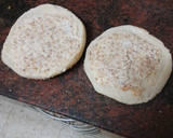 Foto del paso 5 de la receta: Hamburguesa de pollo, tortilla francesa, queso curado y mayonesa de cebolla