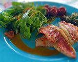 Foto del paso 3 de la receta: Salmonete con Tomatito kumato y rúcula