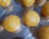 A picture of step 5 of Besan ke ladoo.