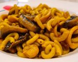Foto del paso 5 de la receta Fideuá de chipirones, champiñones y gambas