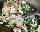 Foto langkah ke 3 dari resep Cumi Oseng Pete Cabe Ijo.