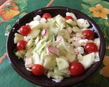 Une image de l'étape 9 de Salade de concombre, radis, tomates à la menthe et feta.