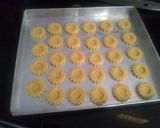 Foto langkah ke 4 dari resep Butter Cookies strawberry jam.
