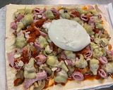 Une image de l'étape 10 de Pizza jambon tomate artichaut champignons emmental et mozzarella.