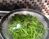Foto langkah ke 2 dari resep Tumis Kangkung Sederhana.