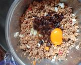 Foto del paso 4 de la receta: Pastel de carne con pasas, aceitunas negras y verdes