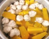 Hình bước làm 3 của món Canh Bí Đỏ Thịt Viên Cho Bé