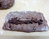Foto langkah ke 6 dari resep Choco Cranberry Walnut Baguette.