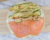 Foto del passaggio 7 della ricetta Piadine ai semi di chia con salmone e zucchine