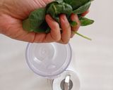 Foto langkah ke 1 dari resep Avocado Spinach Smoothie.
