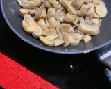 Foto del paso 3 de la receta: Filetes a la plancha con champiñones/ filete a la plancha con huevos revueltos