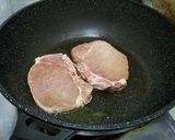 A picture of step 3 of Chinese Style Onion Pork Chop with sweet soya sauce甜豉油洋蔥豬扒.