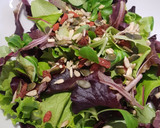 Foto del paso 1 de la receta: Ensalada de brotes, granada, gorgonzola y semillas