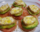 Foto del paso 4 de la receta: Carpaccio de tomate, aguacate y rulo de queso