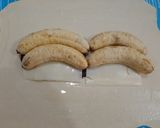 Foto langkah ke 2 dari resep Banana Choco Cheese Puff Pastry.