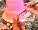 Foto del paso 13 de la receta: 🎂Bizcochuelo con pasta de cobertura (fondant) y tips☁️🌈💜🤍