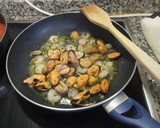 Foto del paso 5 de la receta: Gambas y mejillones al ajillo Exprés