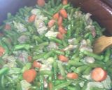 Foto del paso 4 de la receta: Cubitos de pollo con ejotes y pimientos