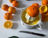 Foto del paso 3 de la receta: Gelatina de naranja natural 🍊 con frutas