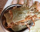 Foto langkah ke 1 dari resep Tailed Lobster with garlic lemon butter sauce.