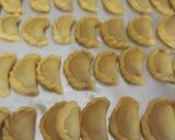 Foto langkah ke 6 dari resep Pastel mini isi abon renyah dan empuk.