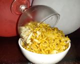 A picture of step 3 of Glass Cheesy maggi.