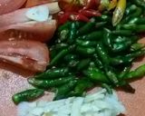 Foto langkah ke 3 dari resep Tumis salmon pedas.
