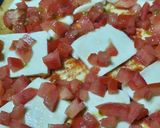 Foto del paso 3 de la receta: Pizza con tomates frescos y anchoitas