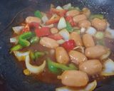 Hình bước làm 2 của món Xúc xích xào ớt chuông