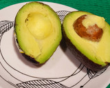 Foto del paso 1 de la receta: Desayuno con aguacate, queso de oveja y frutos secos