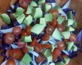 Foto del paso 3 de la receta: Ensalada fresca de repollo, tomate, cebolla y palta