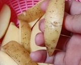Foto langkah ke 2 dari resep Potato Wedges.