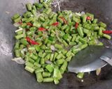 Foto langkah ke 2 dari resep Tumis Buncis Kentang Kornet.