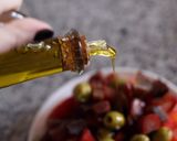 Foto del paso 3 de la receta: Ensalada alicantina de tomate y salazones
