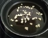 Foto del paso 2 de la receta: Sopa de ajo con huevo escalfado