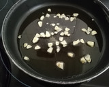 Foto del paso 2 de la receta: Sopa de ajo con huevo escalfado