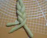 Foto langkah ke 3 dari resep Donat Kepang.