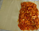 Foto del paso 5 de la receta: Empanada de atún con ensalada de tomates, higos y pepinillos