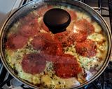 Foto del paso 2 de la receta: PIZZA🍕AL Sartén con Salami y queso🧀 Manchego...!