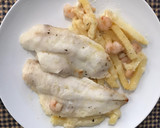 Foto del paso 4 de la receta: Merluza al horno con gambitas y patatas, exprés
