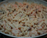 Foto del paso 7 de la receta: Pasta en salsa de queso mozzarella con camarones