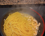 Foto del paso 4 de la receta: Espaguetis con langostinos al ajillo