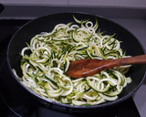 Foto del paso 3 de la receta: Espaguetis de calabacín con salsa de calabaza y atún