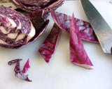 Foto del paso 1 de la receta: Ensalada de lombarda y rabanitos con sésamo negro